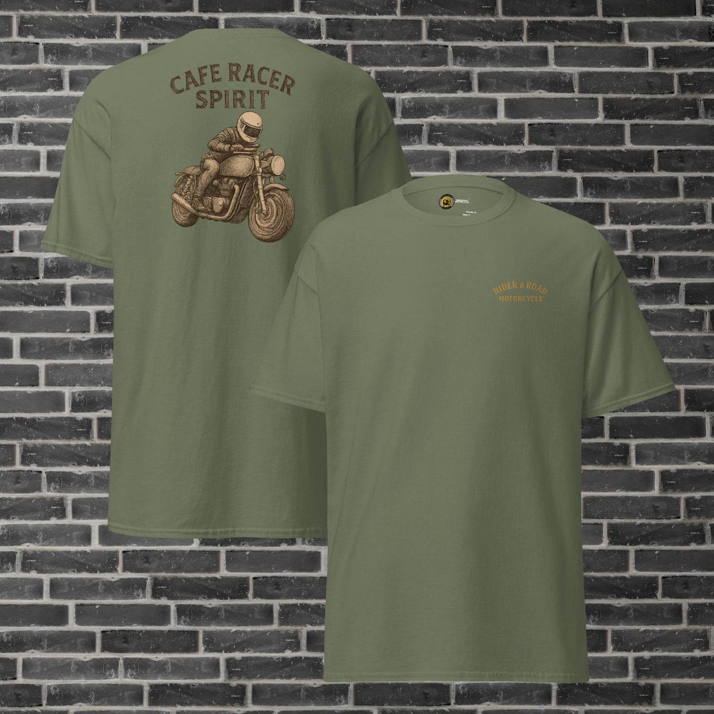 "Camiseta 100% algodón en colores verde militar, arena y marrón, bordado en el pecho en color oro viejo las palabras Rider&Road Motorcycle y estampado en la espalda de un motero con una moto cafe racer - 100% cotton T-shirt in army green, sand, and brown colors, with the words Rider&Road Motorcycle embroidered in antique gold on the chest and a print of a biker with a cafe racer motorcycle on the back"