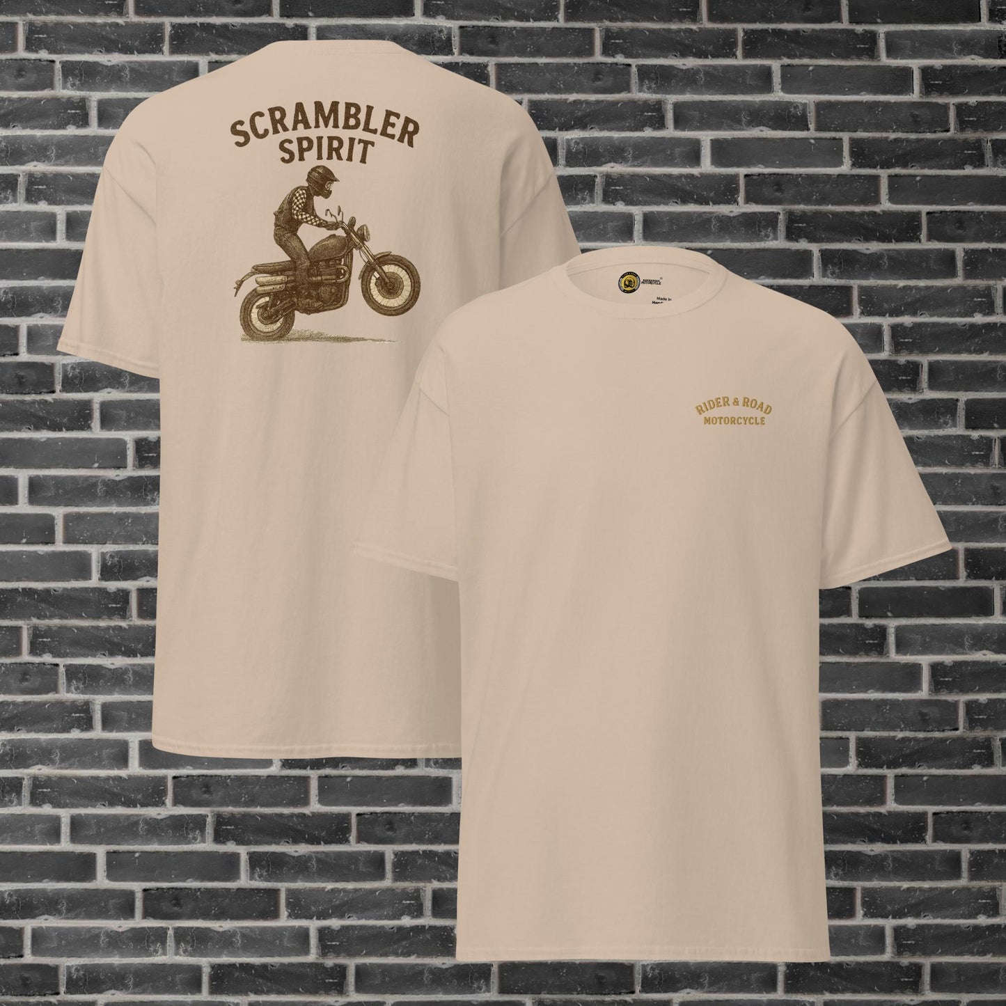 "Camiseta Beige con bordado en el pecho con las palabras Rider&Road Motorcycle y una imagen estampada en la espalda de un motorista haciendo off road con una Scrambler - Beige T-shirt with embroidery on the chest featuring the words Rider&Road Motorcycle and a printed image on the back of a motorcyclist riding off-road with a Scrambler"