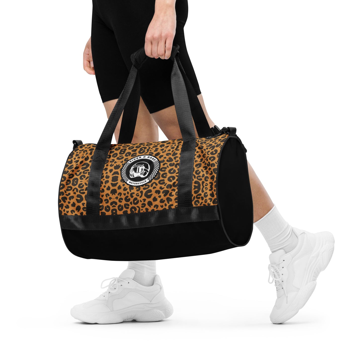 "Bolsa cilíndrica estilo motero con estampado de leopardo, ideal para entrenamientos y escapadas urbanas con logo clásico de Rider&Road - ‘Cylindrical biker-style bag with leopard print, ideal for training sessions and urban getaways, featuring the classic Rider&Road logo"