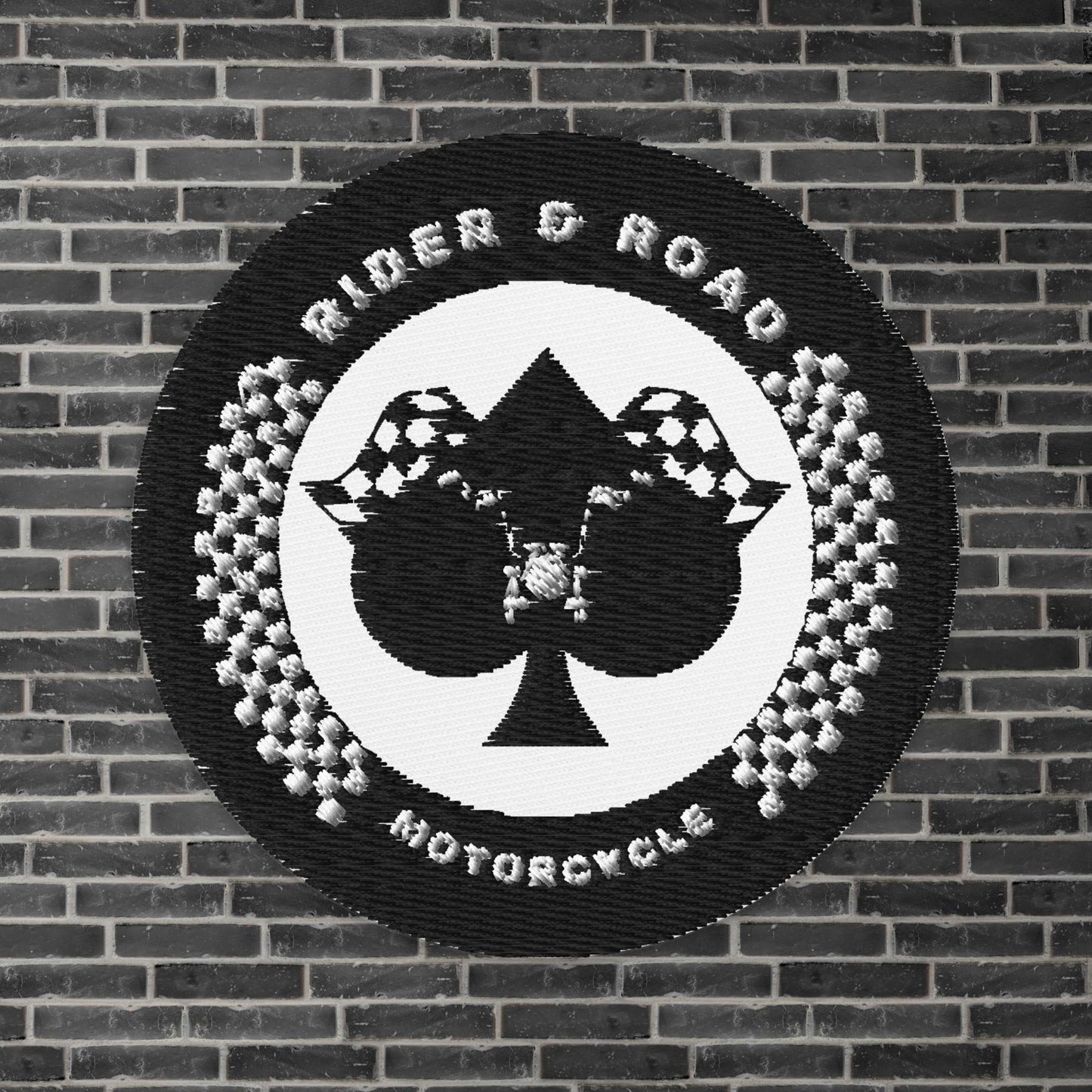 "Parche circular de 3" bordado en negro y blanco. Con el as de picas en el centro, un manillar de moto de entro de este y pone Rider&Road Motorcycle en el circulo - 3" circular patch embroidered in black and white. With the ace of spades in the centre, a motorcycle handlebar in the middle and Rider&Road Motorcycle in the circle"