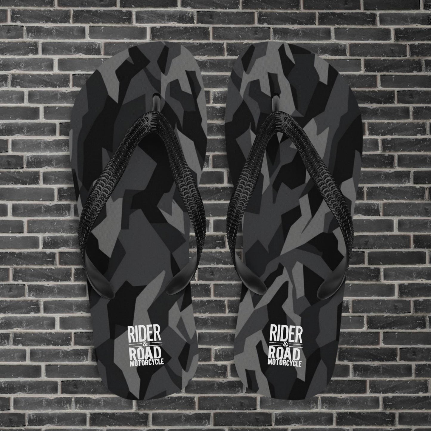 "Sandalias de goma en color camuflaje urbano con logo de Rider&Road - Rubber sandals in a Camo Urban scheme with the Rider&Road logo"