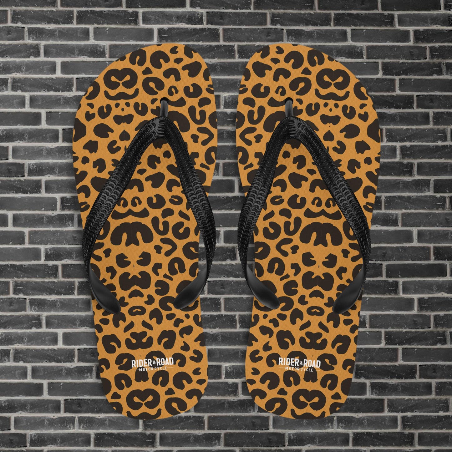 "Sandalias de goma en color leopardo con logo de Rider&Road - Rubber sandals in a leopard colour scheme with the Rider&Road logo"