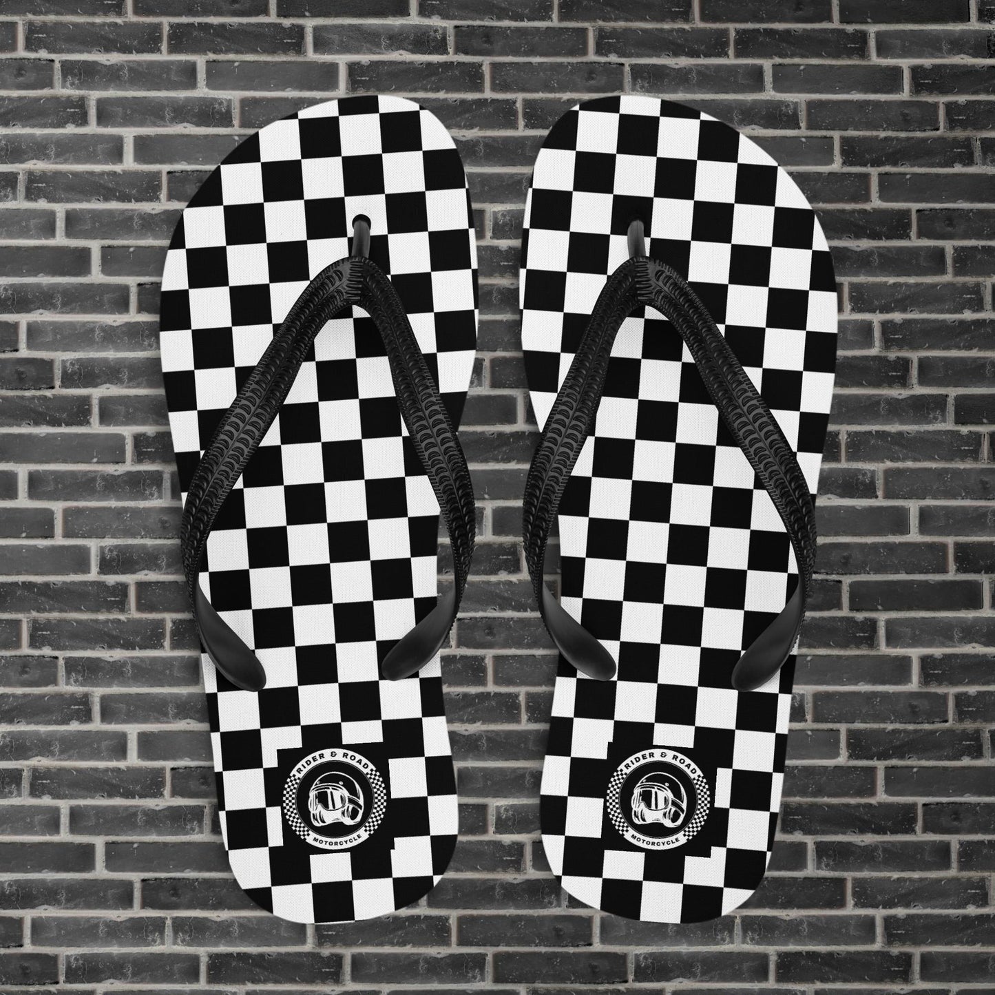 "Sandalias de goma en color bandera a cuadros con logo de Rider&Road - Rubber sandals in a chequered flag colour scheme with the Rider&Road logo"