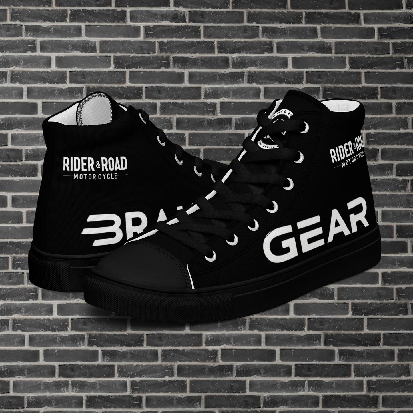 "Zapatilla negra con puntera y suela de goma, tiene estampado en el pie derecho la palabra brake y en el izquierdo gear, haciendo referencia la posición del freno y los cambios en las motos - Black trainers with rubber toes and soles, with the word “brake” printed on the right foot and “gear” on the left, referring to the position of the brake and gears on motorcycles"
