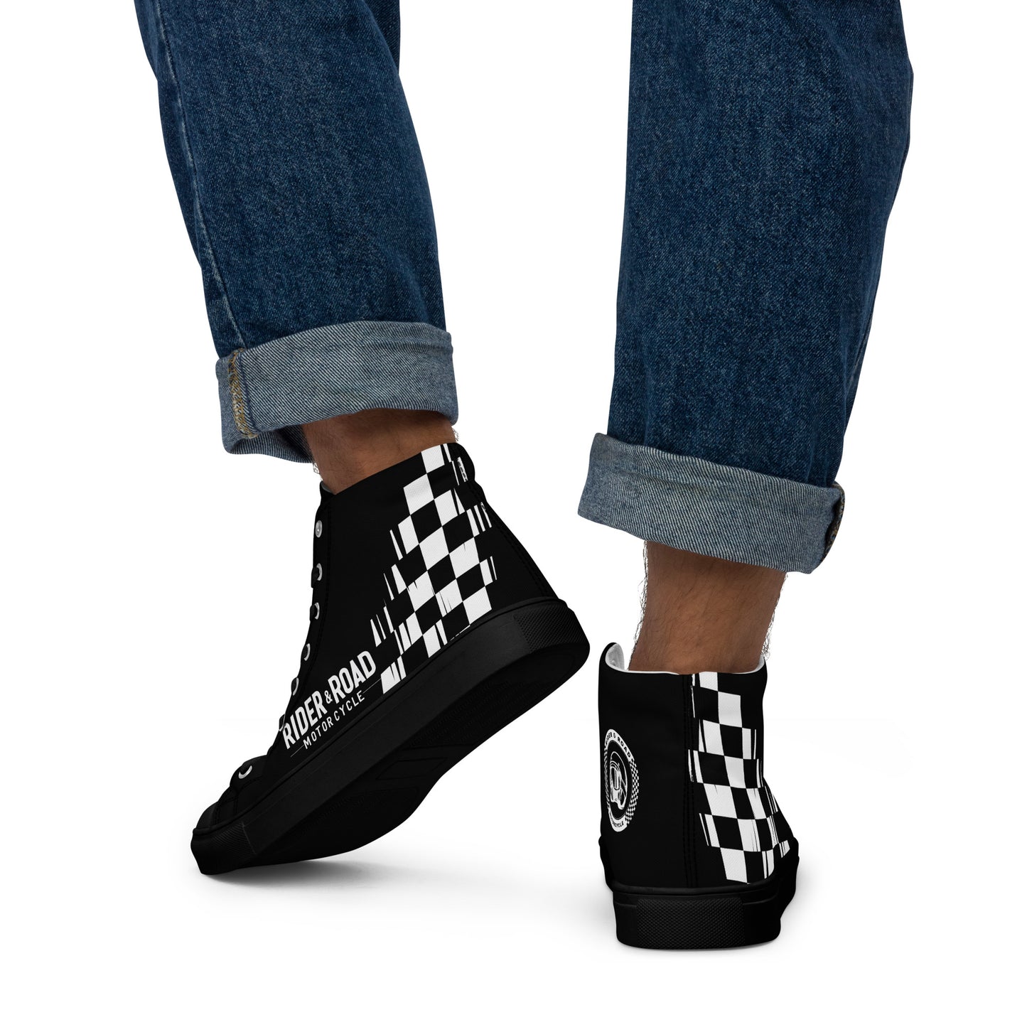 "Zapatillas altas en cuero sintético negro con suela negra, suela gruesa y diseño minimalista inspiración motera cafe racer de carreras, bandera a cuadros en el lateral - High-top trainers in black synthetic leather with black soles, thick soles and a minimalist design inspired by café racer motorbikes, with a chequered flag on the side"