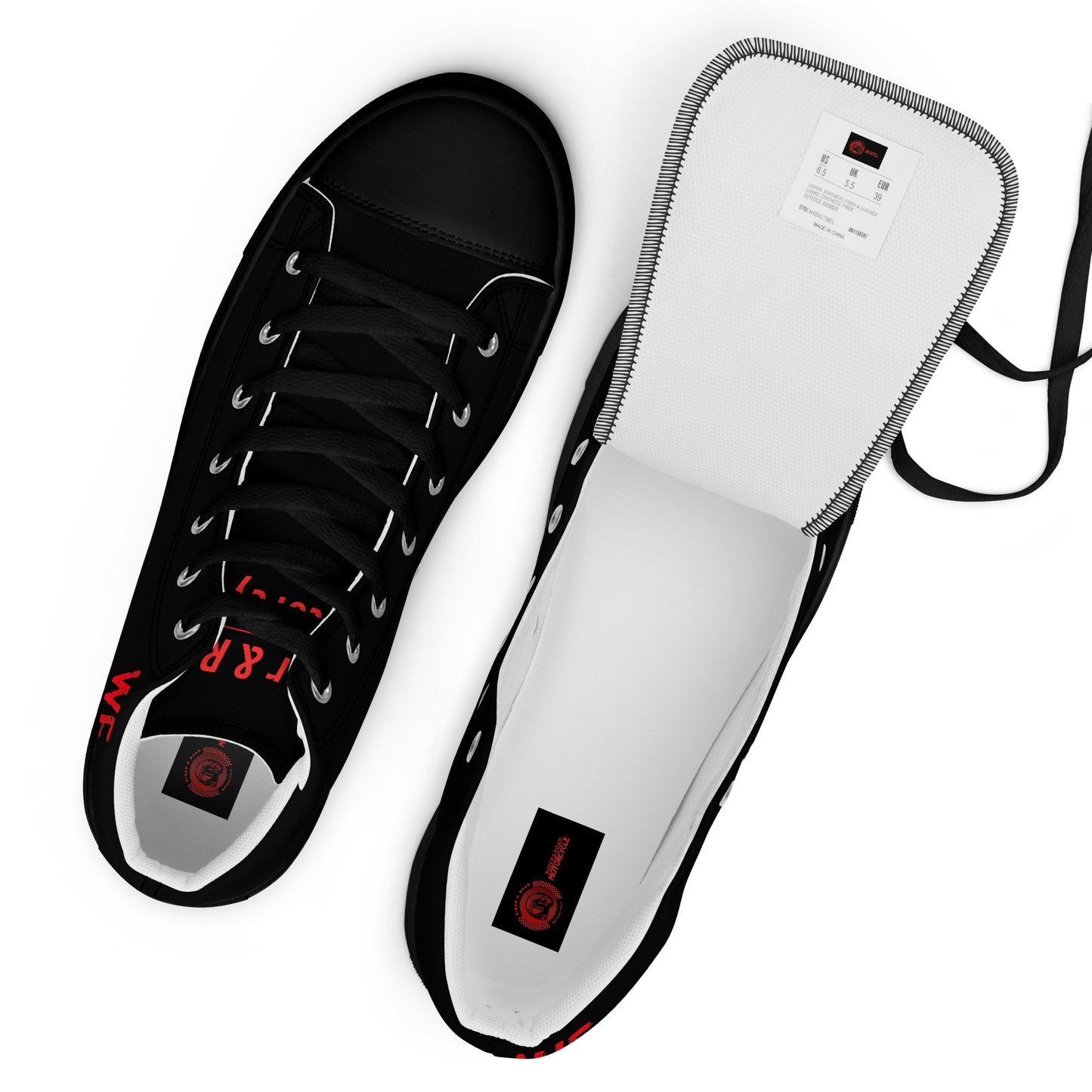 "Zapatillas altas en cuero sintético negro con suela negra, suela gruesa y diseño agresivo para moteros y moteras, con palabras We Are Warriors en el lateral en rojo intenso - High-top trainers in black synthetic leather with black soles, thick soles and an aggressive design for motorcyclists, with the words “We Are Warriors” in bright red on the side"