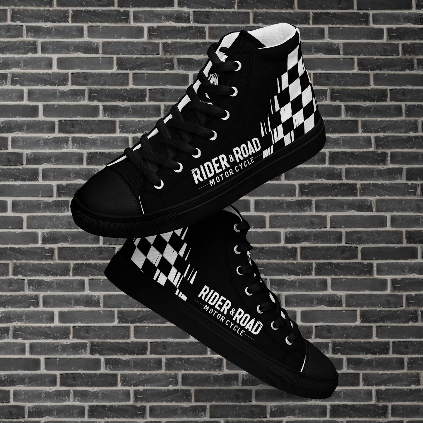 "Zapatillas altas en cuero sintético negro con suela negra, suela gruesa y diseño minimalista inspiración motera cafe racer de carreras, bandera a cuadros en el lateral - High-top trainers in black synthetic leather with black soles, thick soles and a minimalist design inspired by café racer motorbikes, with a chequered flag on the side"