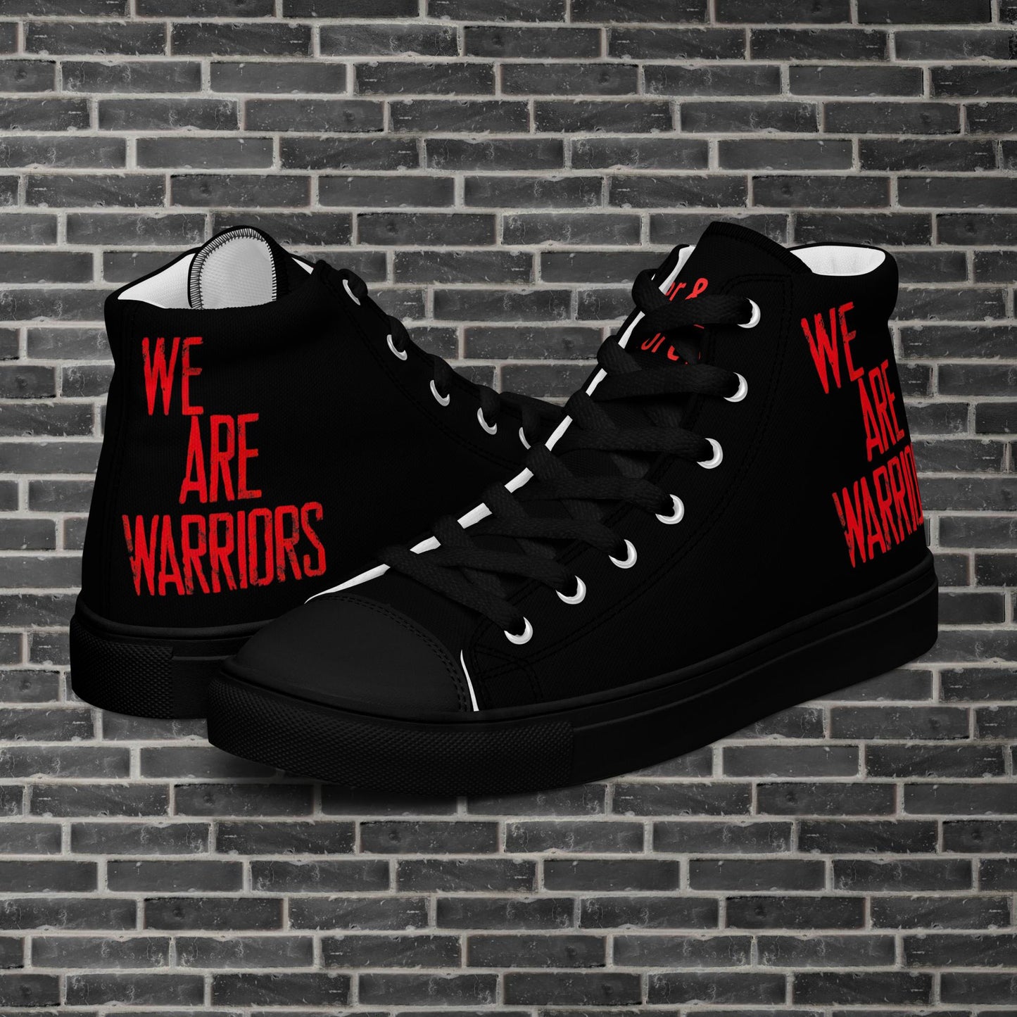 "Zapatillas altas en cuero sintético negro con suela negra, suela gruesa y diseño agresivo para moteros y moteras, con palabras We Are Warriors en el lateral en rojo intenso - High-top trainers in black synthetic leather with black soles, thick soles and an aggressive design for motorcyclists, with the words “We Are Warriors” in bright red on the side"
