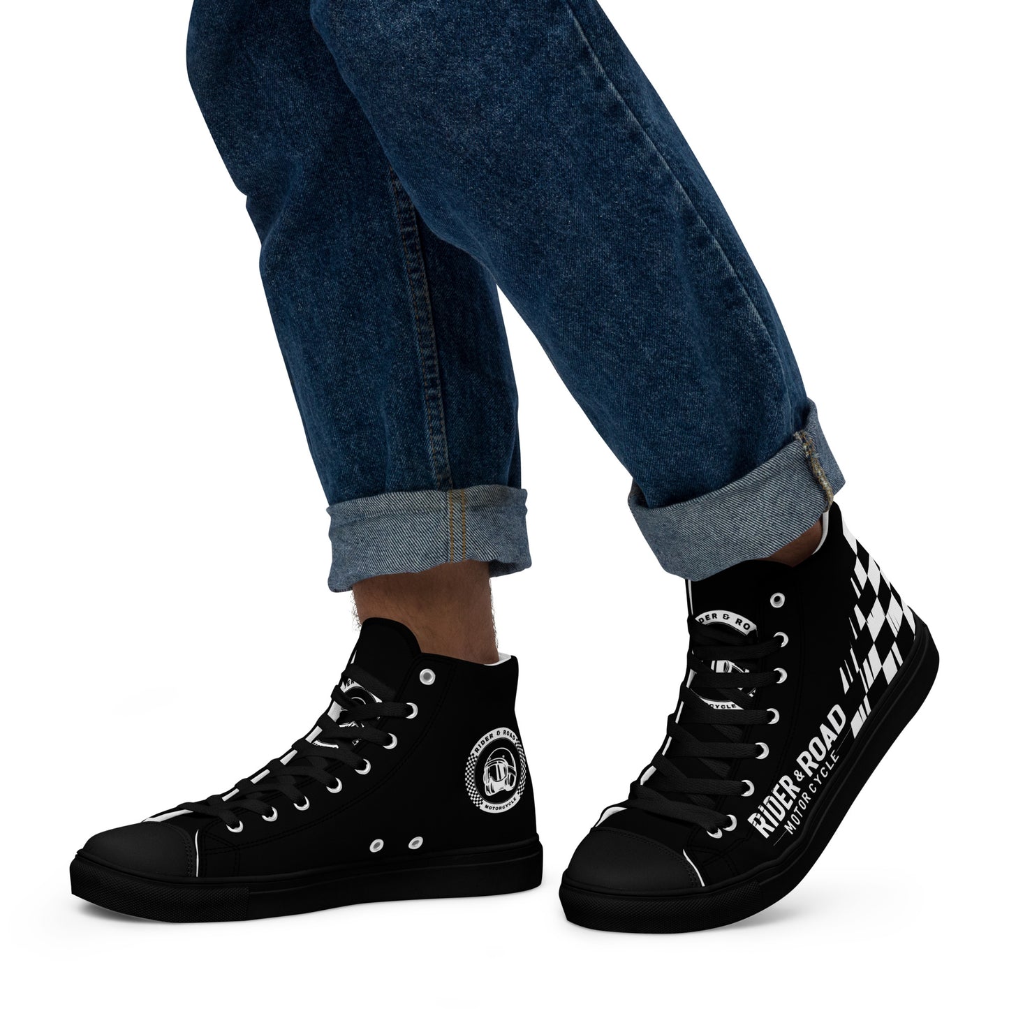 "Zapatillas altas en cuero sintético negro con suela negra, suela gruesa y diseño minimalista inspiración motera cafe racer de carreras, bandera a cuadros en el lateral - High-top trainers in black synthetic leather with black soles, thick soles and a minimalist design inspired by café racer motorbikes, with a chequered flag on the side"
