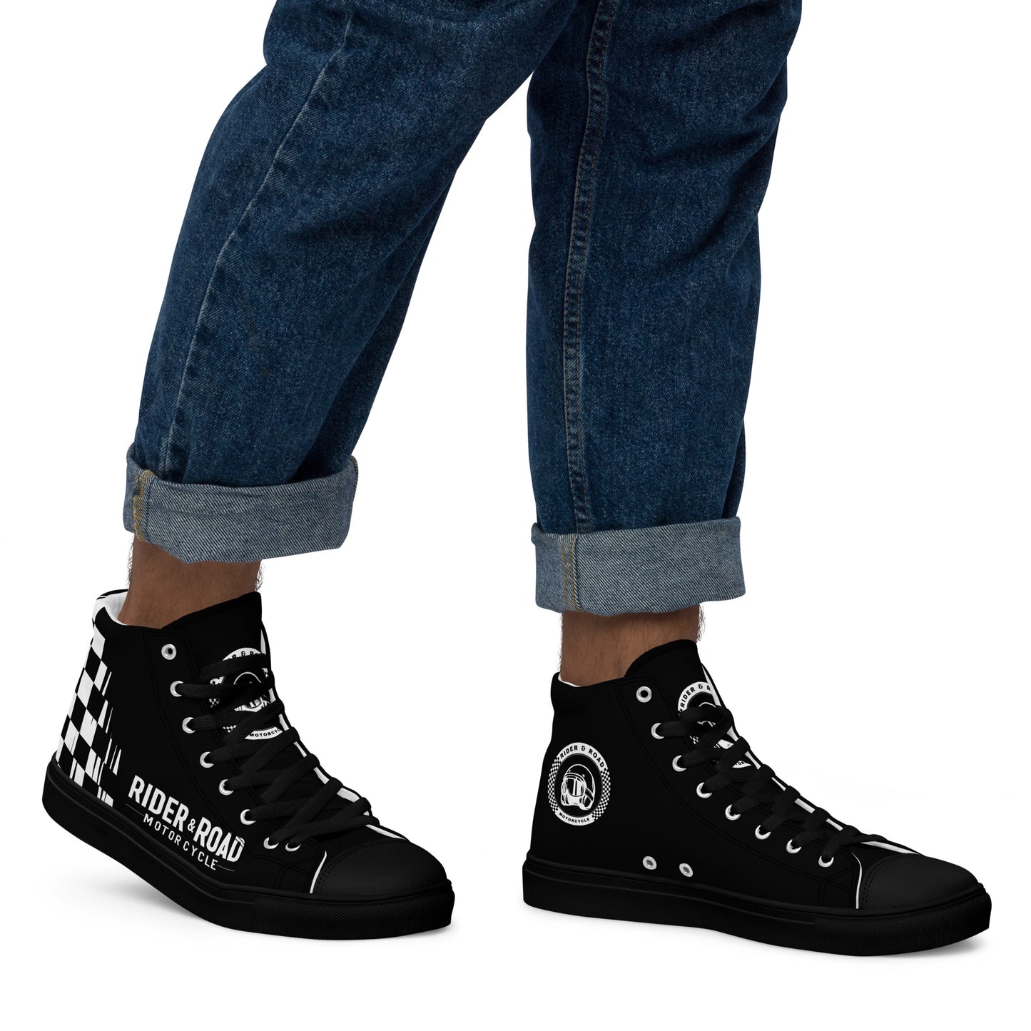 "Zapatillas altas en cuero sintético negro con suela negra, suela gruesa y diseño minimalista inspiración motera cafe racer de carreras, bandera a cuadros en el lateral - High-top trainers in black synthetic leather with black soles, thick soles and a minimalist design inspired by café racer motorbikes, with a chequered flag on the side"