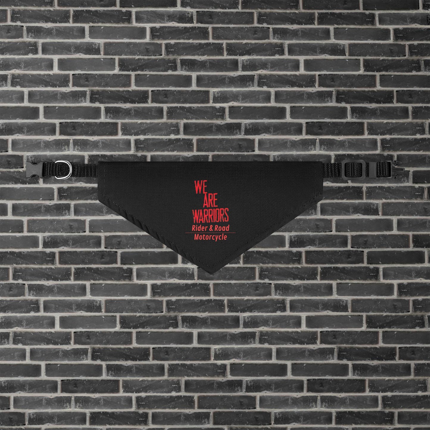 "Pañuelo para mascotas en color negro con la frase We Are Warriors y el logo de Rider&Road Motorcycle en rojo - Black pet scarf with the phrase “We Are Warriors” and the Rider&Road Motorcycle logo in red"