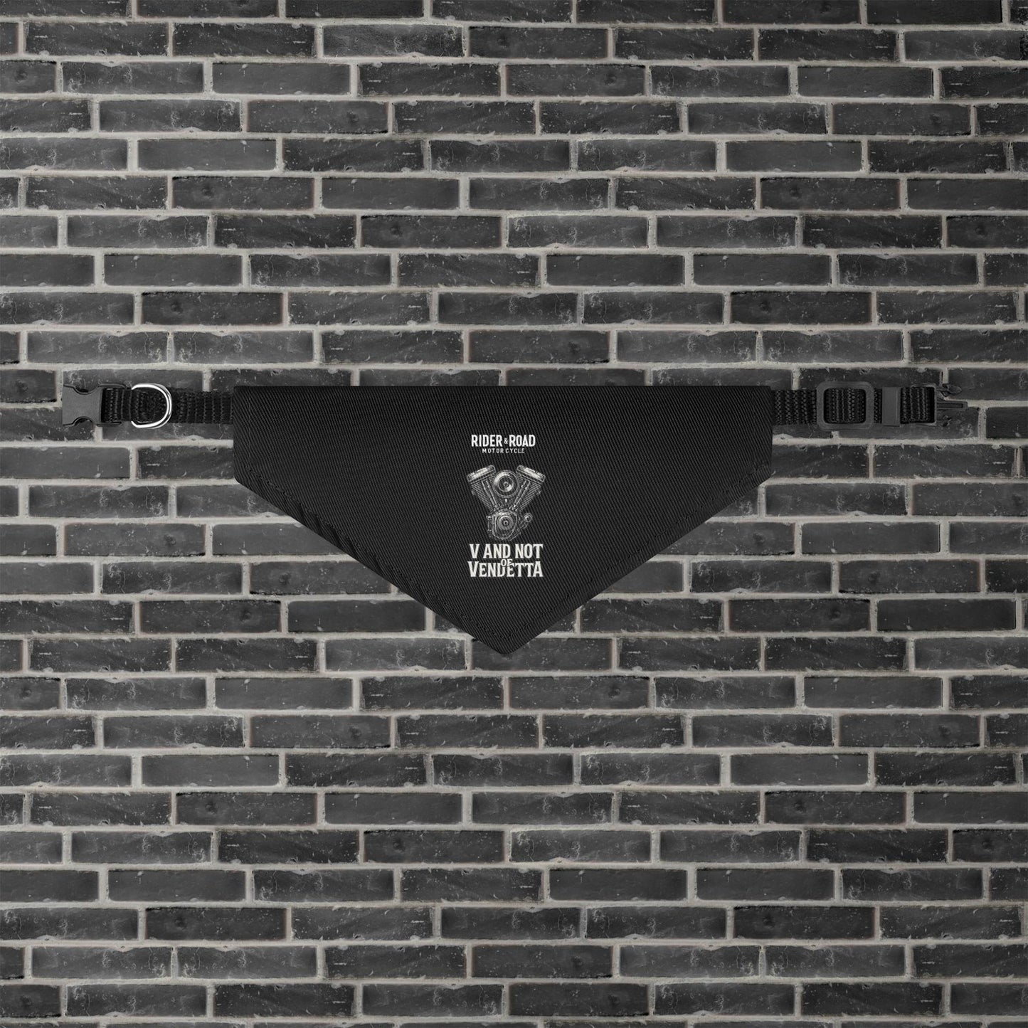 "Pañuelo para mascotas en color negro con la imagen de un motor V-Twin, el logo de Rider&Road Motorcycle y la frase V and not of Vendetta - Black pet scarf featuring an image of a V-Twin engine, the Rider&Road Motorcycle logo, and the phrase ‘V and not of Vendetta"