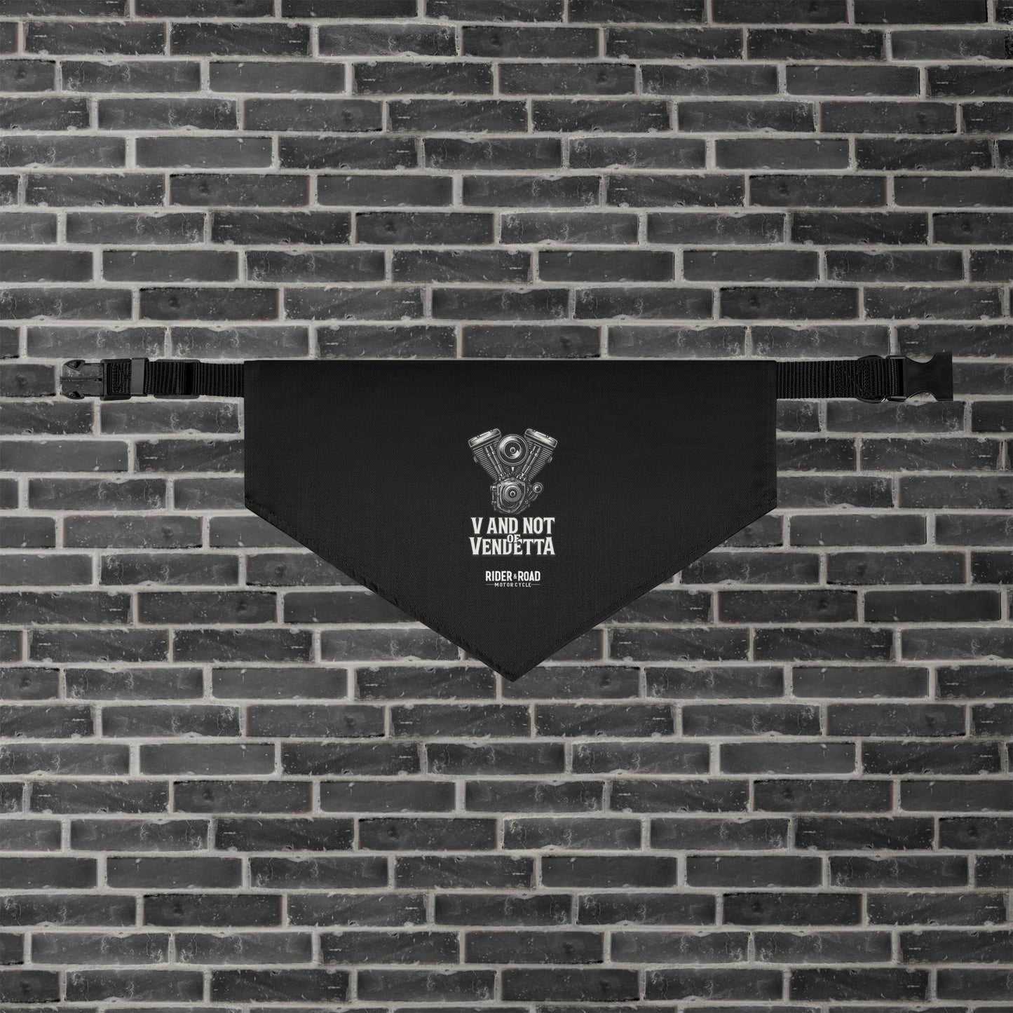 "Pañuelo para mascotas en color negro con la imagen de un motor V-Twin, el logo de Rider&Road Motorcycle y la frase V and not of Vendetta - Black pet scarf featuring an image of a V-Twin engine, the Rider&Road Motorcycle logo, and the phrase ‘V and not of Vendetta"