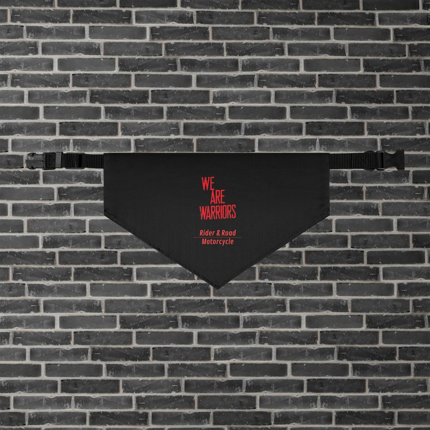 "Pañuelo para mascotas en color negro con la frase We Are Warriors y el logo de Rider&Road Motorcycle en rojo - Black pet scarf with the phrase “We Are Warriors” and the Rider&Road Motorcycle logo in red"