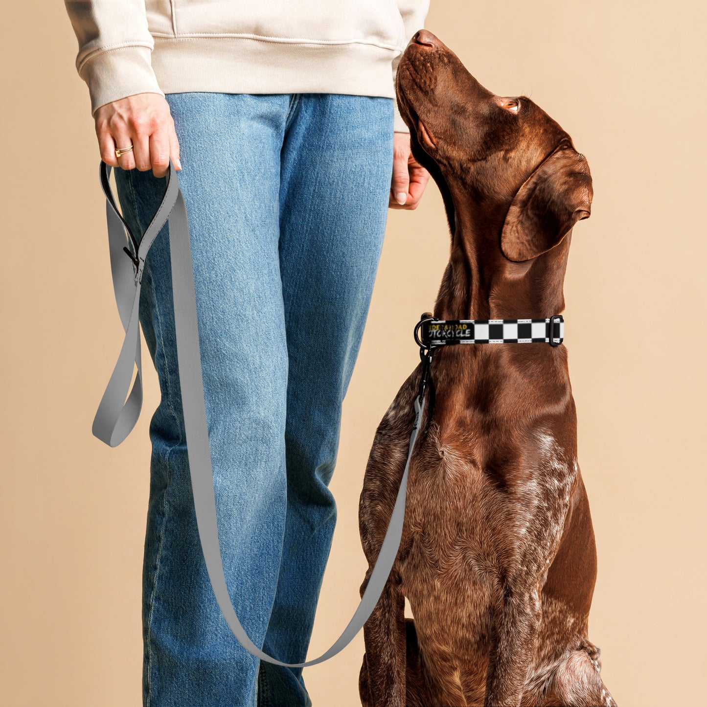 "Collar para mascotas con estampado de bandera a cuadros blancos y negros con la frase Rider&Road Motorcycle - Pet collar with black and white checkered flag print featuring the phrase Rider&Road Motorcycle"