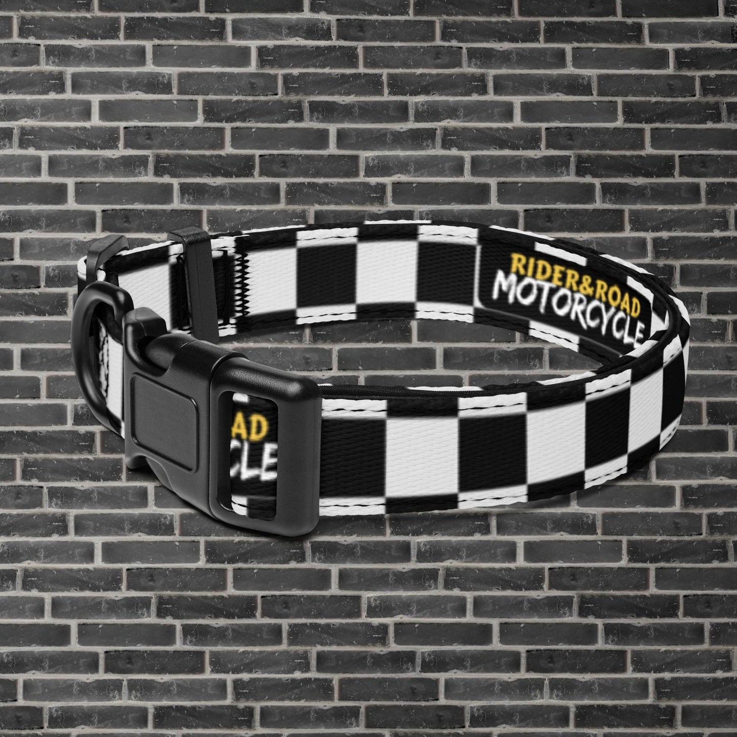 "Collar para mascotas con estampado de bandera a cuadros blancos y negros con la frase Rider&Road Motorcycle - Pet collar with black and white checkered flag print featuring the phrase Rider&Road Motorcycle"