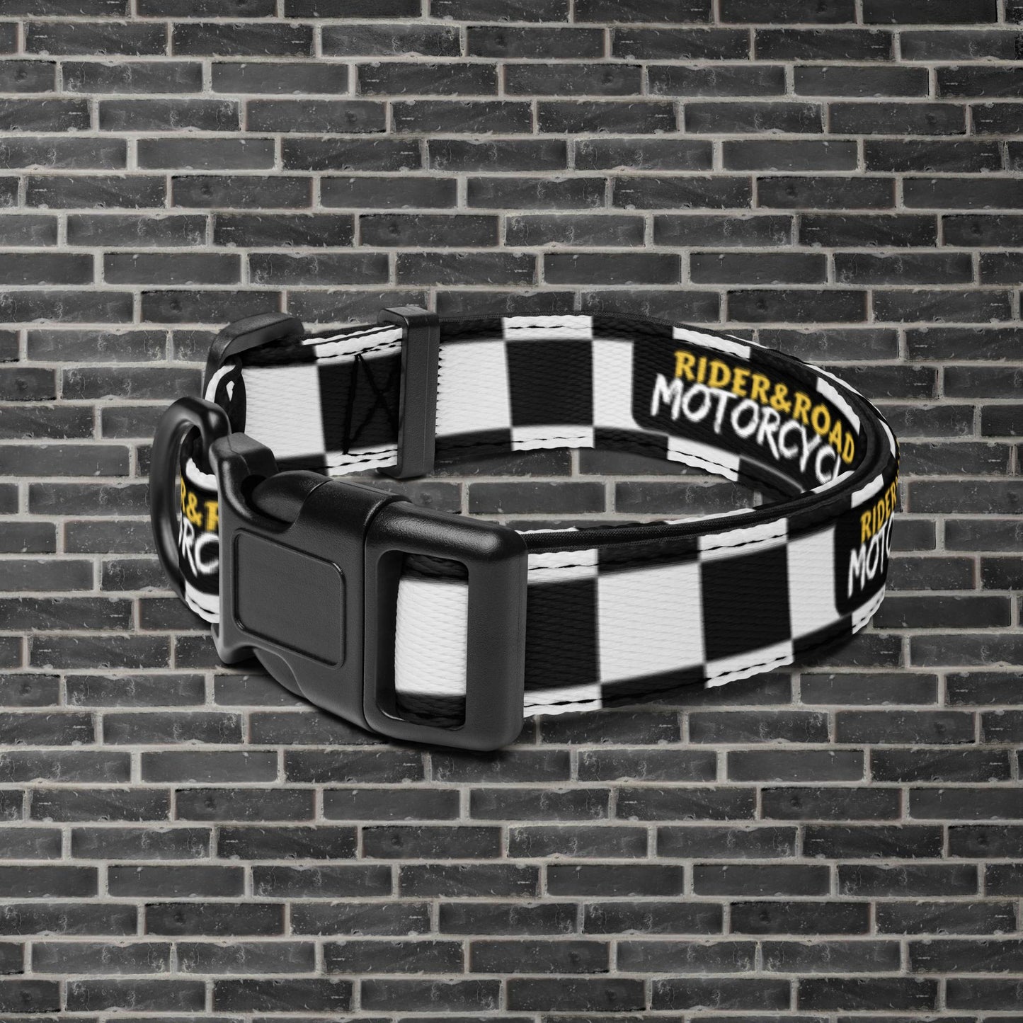 "Collar para mascotas con estampado de bandera a cuadros blancos y negros con la frase Rider&Road Motorcycle - Pet collar with black and white checkered flag print featuring the phrase Rider&Road Motorcycle"