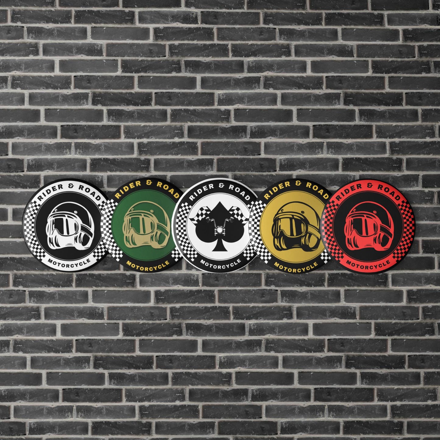 "Chapas metalicas de 1,25 pulgadas con el logo de Rider&Road Motorcycle, y el logo de ACE OF SPADES en colores, blanco, amarillo,verde y rojo - 1.25-inch metal badges with the Rider&Road Motorcycle logo and the ACE OF SPADES logo in white, yellow, green, and red"