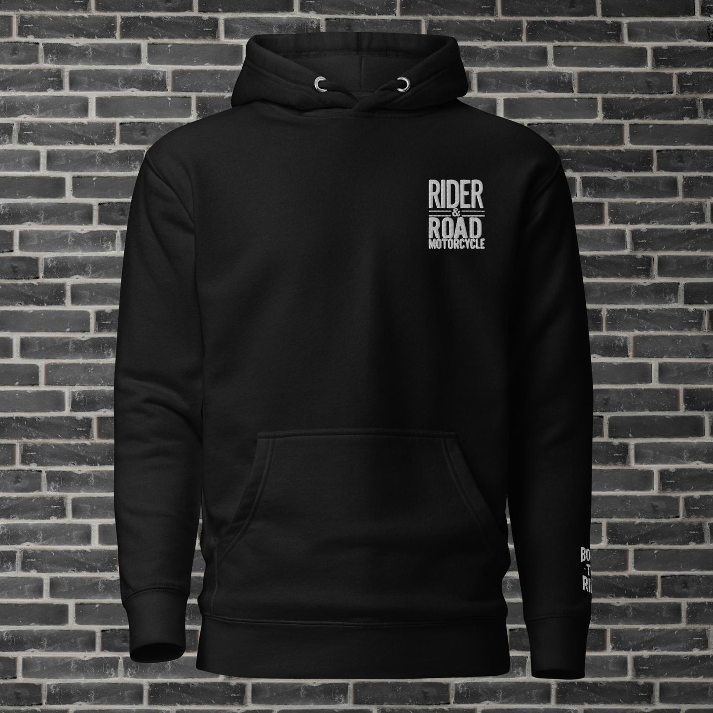 "Sudadera 100% algodón con bordado en peño y puño izquierdo, y estampado en la espalda.
En color negro - 100% cotton sweatshirt with embroidery on the chest and left cuff, and print on the back.
In black"