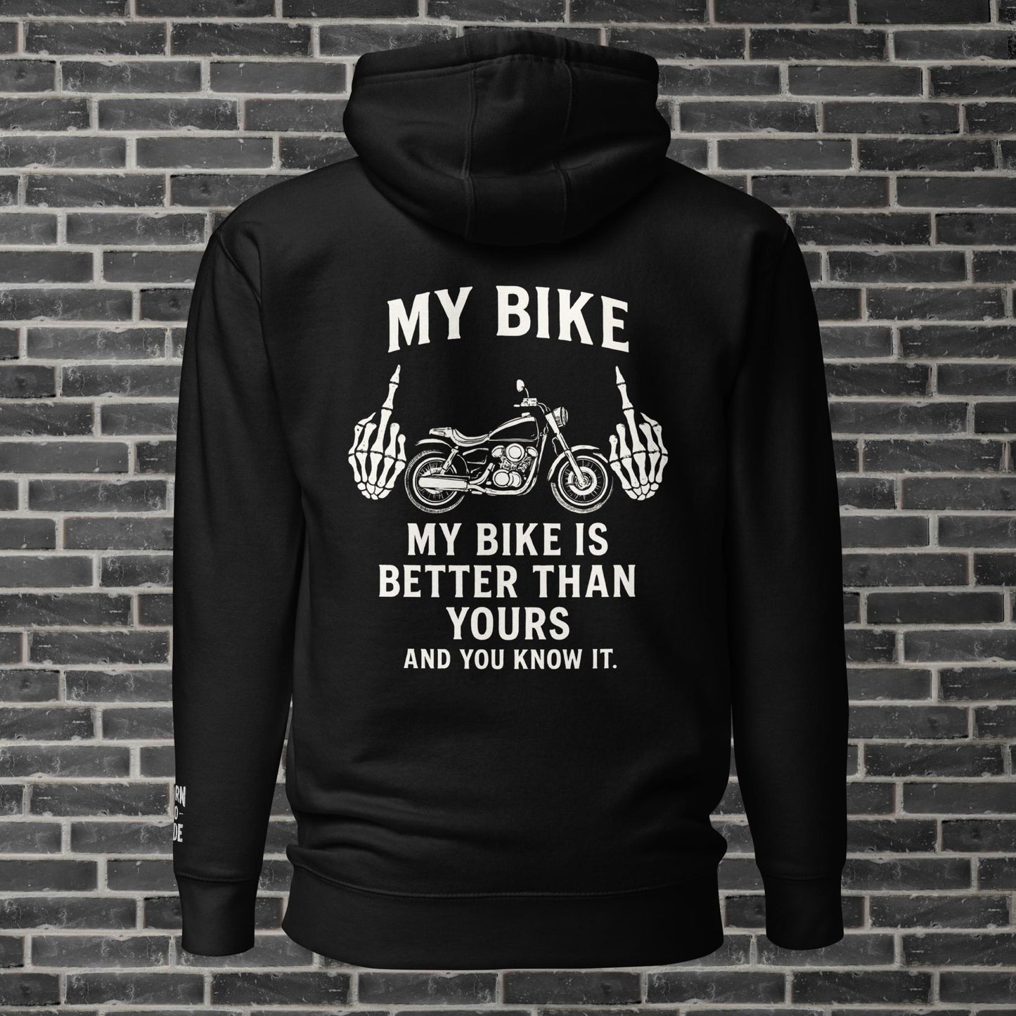 "Sudadera 100% algodón con bordado en peño y puño izquierdo, y estampado en la espalda.
En color negro - 100% cotton sweatshirt with embroidery on the chest and left cuff, and print on the back.
In black"