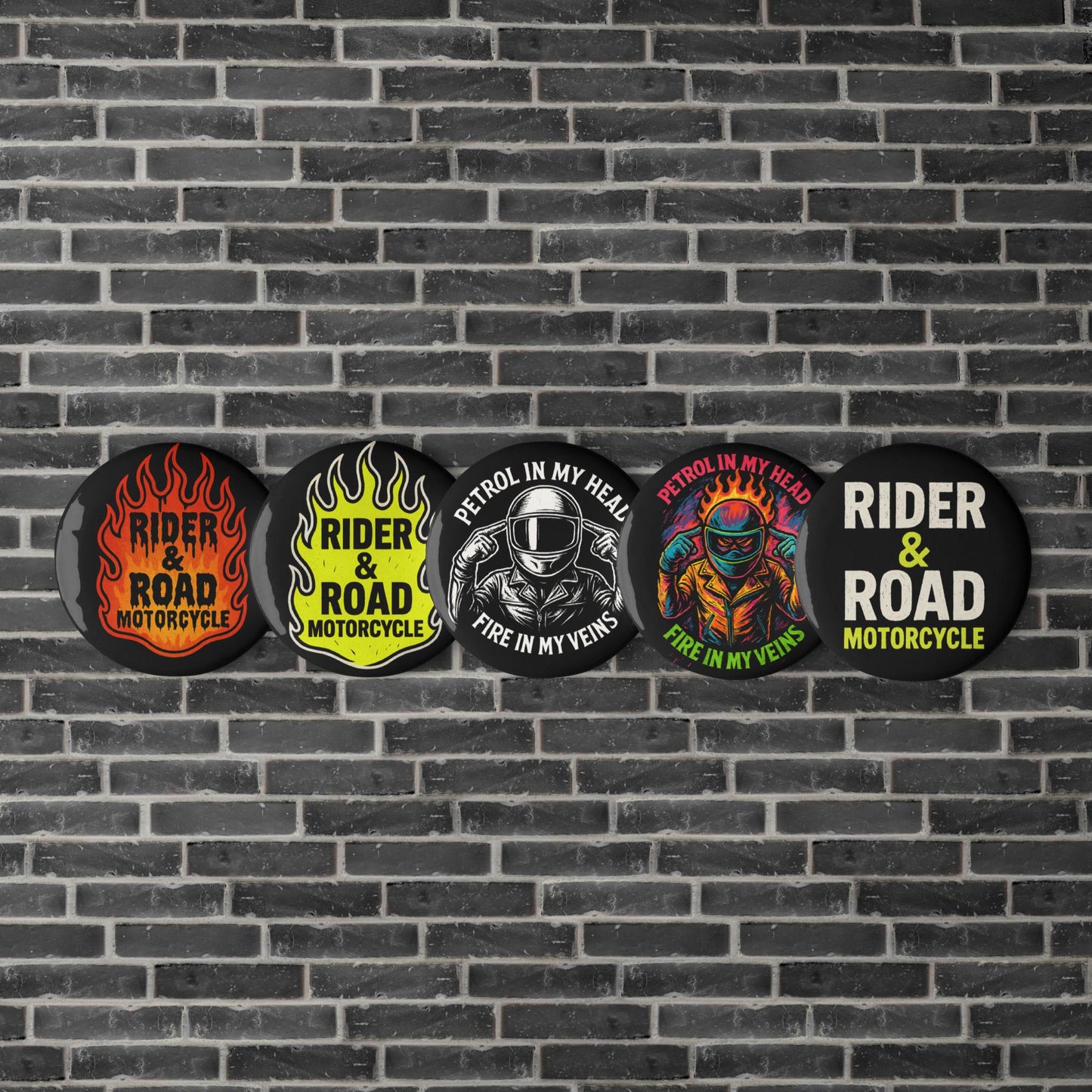 "Chapas metálicas de 1,25 pulgadas (3,1cm) con el logo de Rider & Road Motorcycle en varios acabados y logo de "Fire in my veins - 1.25-inch (3.1 cm) metal badges with the Rider & Road Motorcycle logo in various finishes and the ‘Fire in my veins’ logo"