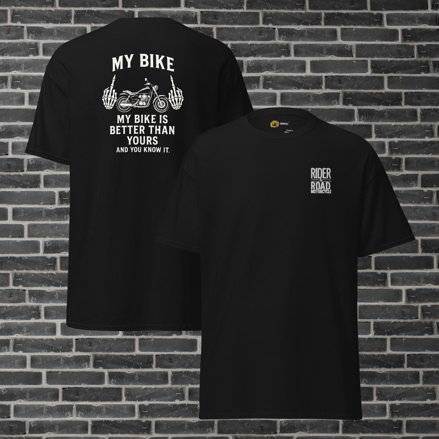 "Camiseta negra y azul marina con bordado en el pecho de la marca Rider&Road Motorcycle en color blanco y en al espalda pone mi moto, mi moto es mejor que la tuya y lo sabes - Black and navy blue T-shirt with white Rider&Road Motorcycle brand embroidery on the chest and ‘my bike, my bike is better than yours and you know it’ on the back"