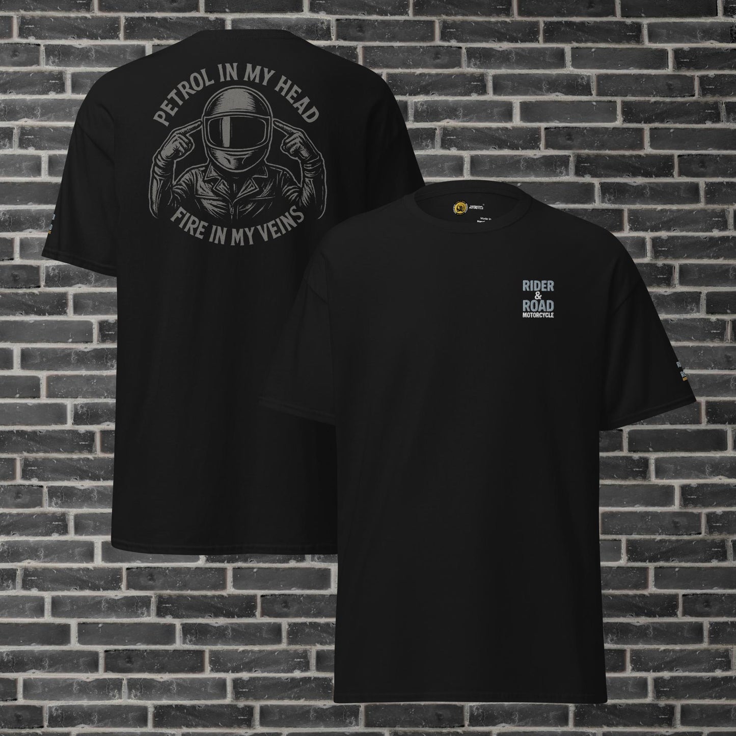 "Camiseta negra con estampado en la parte trasera en color gris de un motero con los dedos apuntando a la cabeza y la frase petrol in my head, fire in my veins, tiene bordado el logo de Rider&Road en el pecho y en la manga izquierda - Black T-shirt with a gray print on the back of a biker with his fingers pointing to his head and the phrase ‘petrol in my head, fire in my veins’. It has the Rider&Road logo embroidered on the chest and left sleeve"