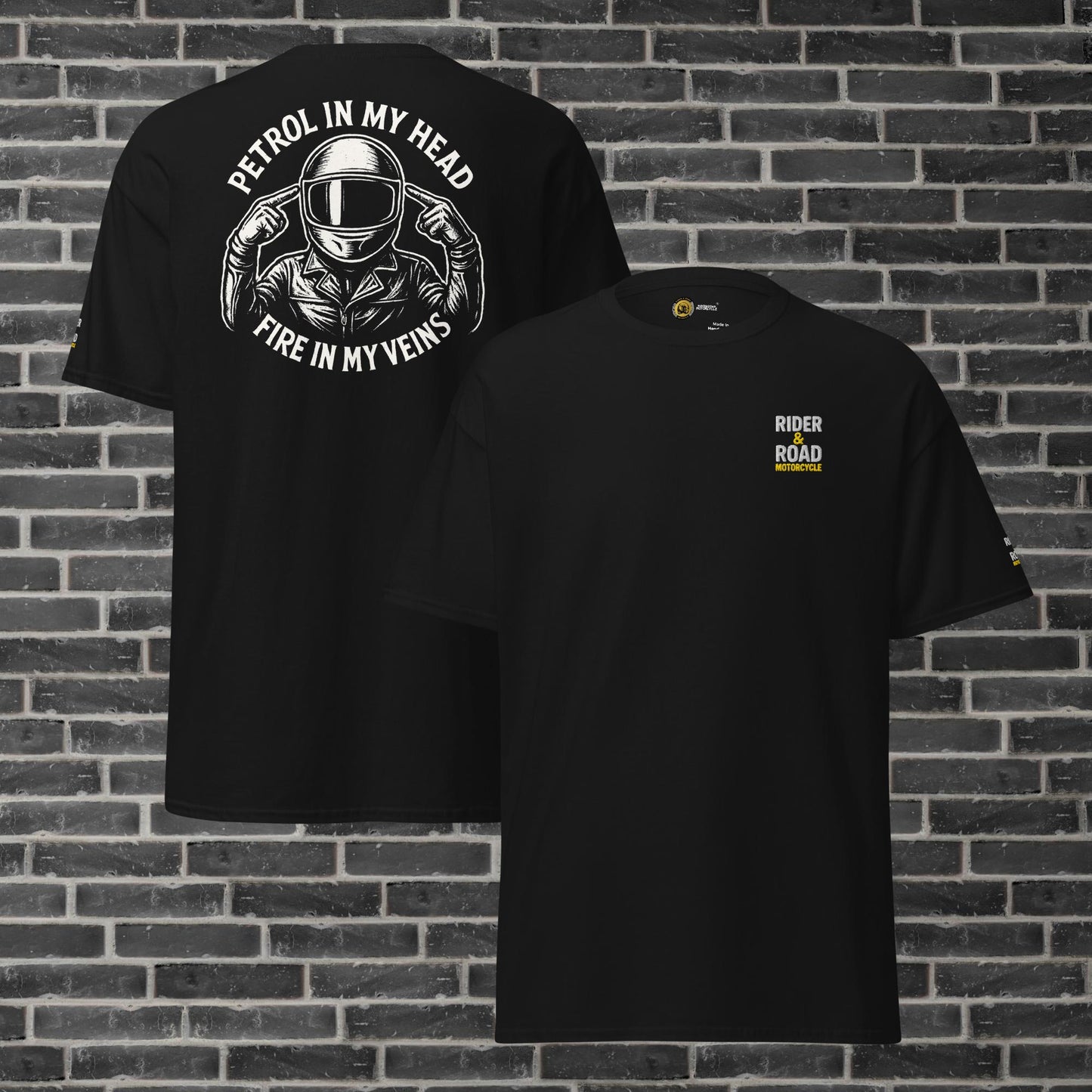 "Camiseta negra con estampado en la parte trasera en color blanco de un motero con los dedos apuntando a la cabeza y la frase petrol in my head, fire in my veins, tiene bordado el logo de Rider&Road en el pecho y en la manga izquierda - Black T-shirt with a white print on the back of a biker with his fingers pointing to his head and the phrase ‘petrol in my head, fire in my veins’. It has the Rider&Road logo embroidered on the chest and left sleeve"