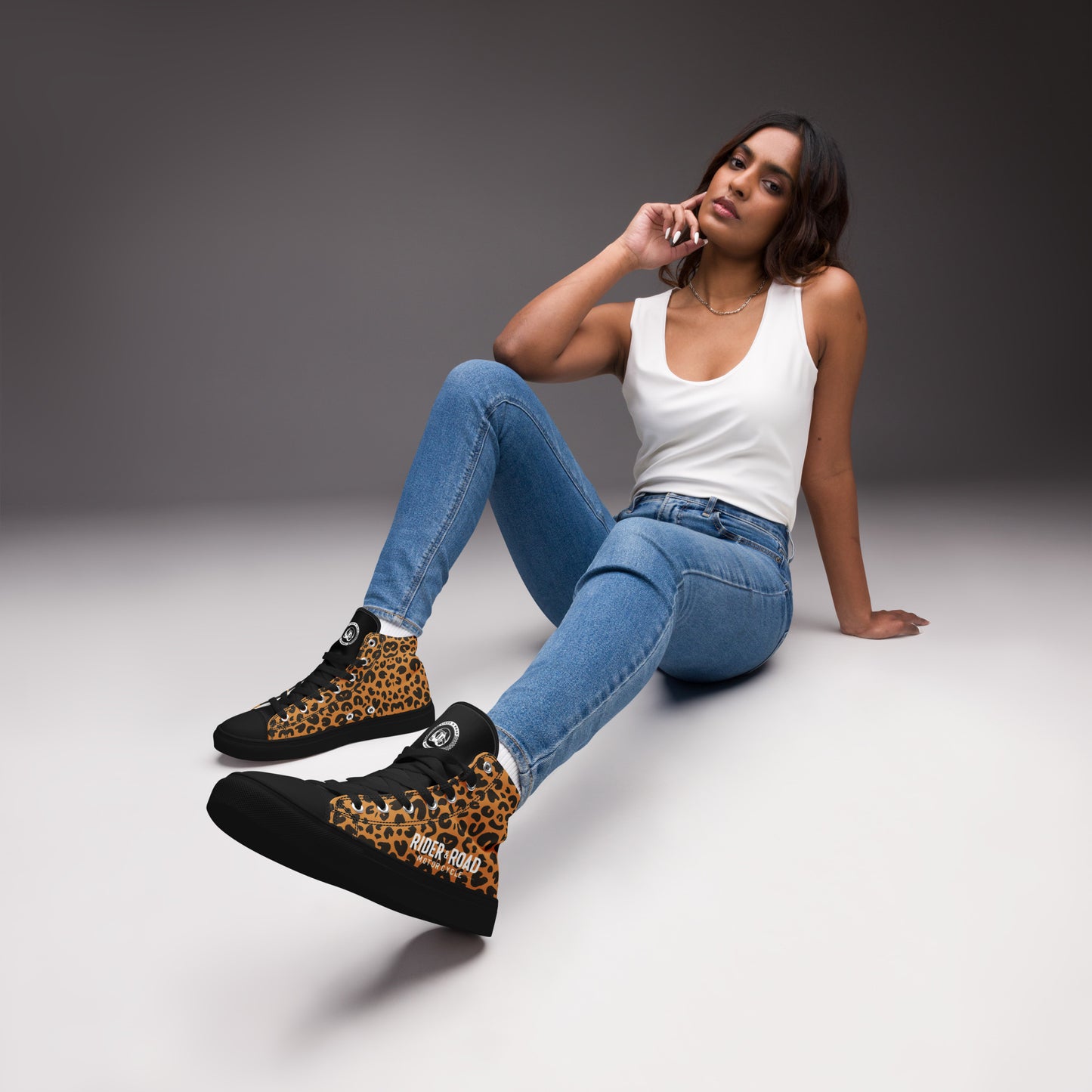 "Zapatillas altas en cuero sintético leopardo, suela gruesa y diseño minimalista con espíritu motero - High-top trainers in leopard-print synthetic leather, thick sole and minimalist design with a biker spirit"