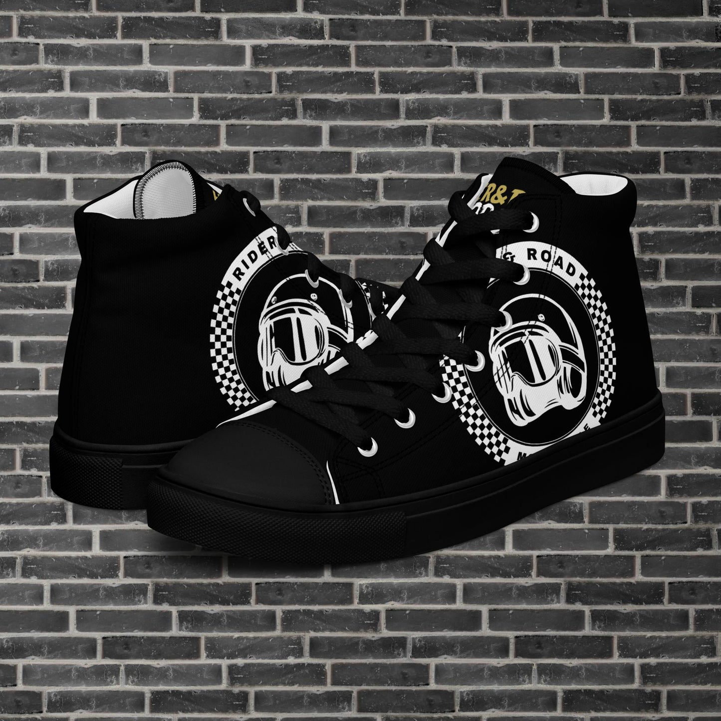 "Zapatilla estilo botín en color negro con la frase Rider&Road y logo en los laterales.
Suela y puntera de goma negra.
Resistentes, ligeros, alta calidad, ecosostenibles - Black ankle boot-style trainers with the phrase Rider&Road and logo on the sides. Black rubber sole and toe cap. Durable, lightweight, high quality, eco-sustainable"