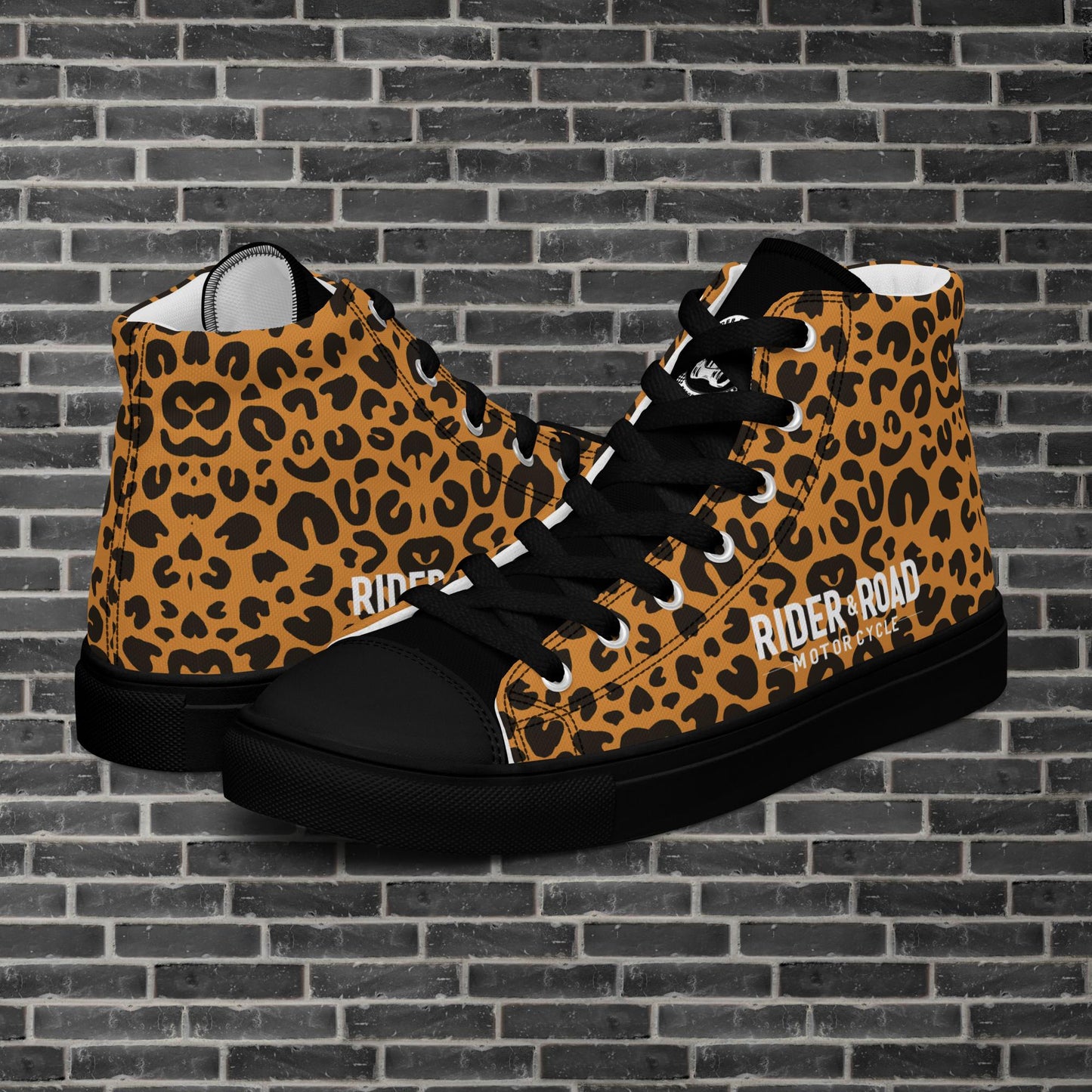 "Zapatillas altas en cuero sintético leopardo, suela gruesa y diseño minimalista con espíritu motero - High-top trainers in leopard-print synthetic leather, thick sole and minimalist design with a biker spirit"