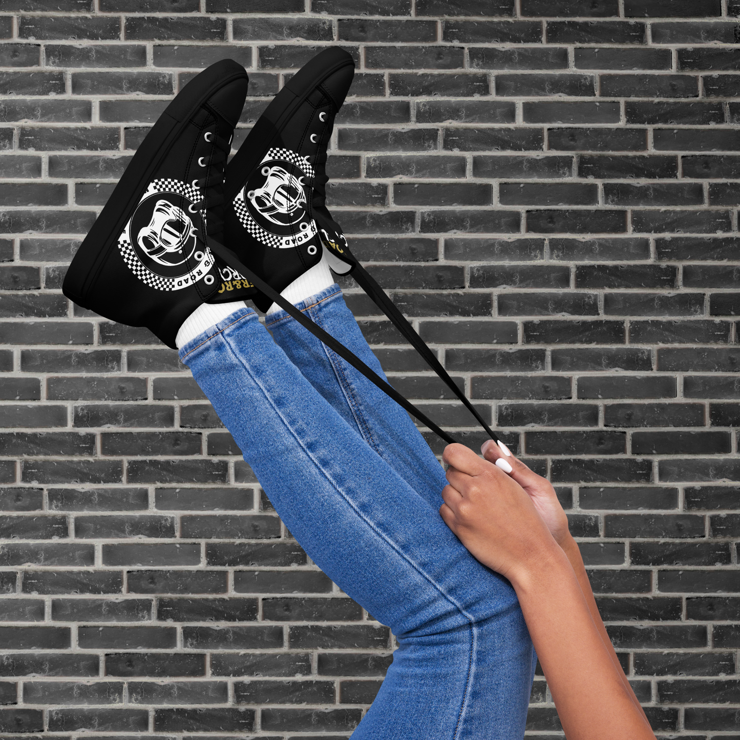 "Zapatilla estilo botín en color negro con la frase Rider&Road y logo en los laterales.
Suela y puntera de goma negra.
Resistentes, ligeros, alta calidad, ecosostenibles - Black ankle boot-style trainers with the phrase Rider&Road and logo on the sides. Black rubber sole and toe cap. Durable, lightweight, high quality, eco-sustainable"