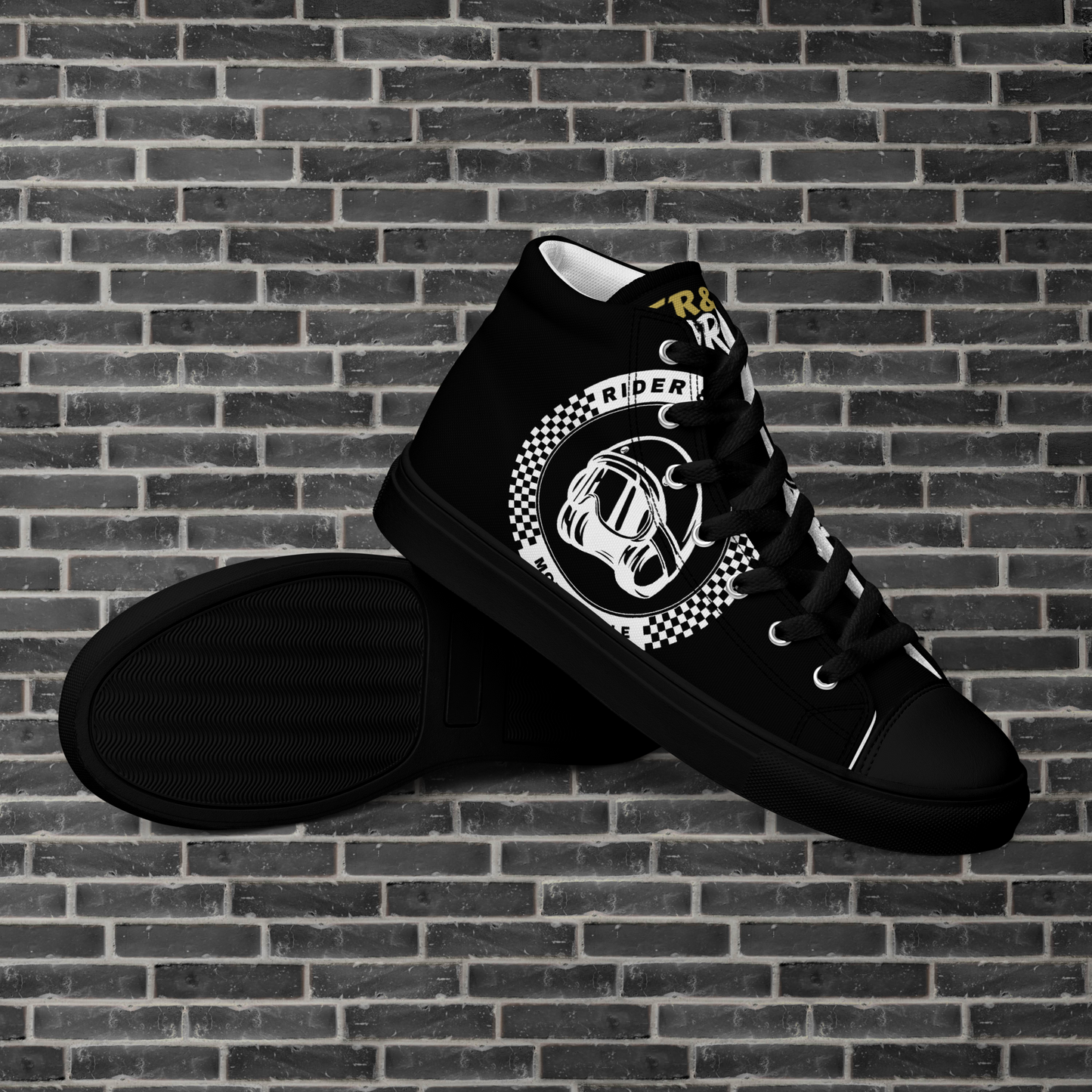 "Zapatilla estilo botín en color negro con la frase Rider&Road y logo en los laterales.
Suela y puntera de goma negra.
Resistentes, ligeros, alta calidad, ecosostenibles - Black ankle boot-style trainers with the phrase Rider&Road and logo on the sides. Black rubber sole and toe cap. Durable, lightweight, high quality, eco-sustainable"