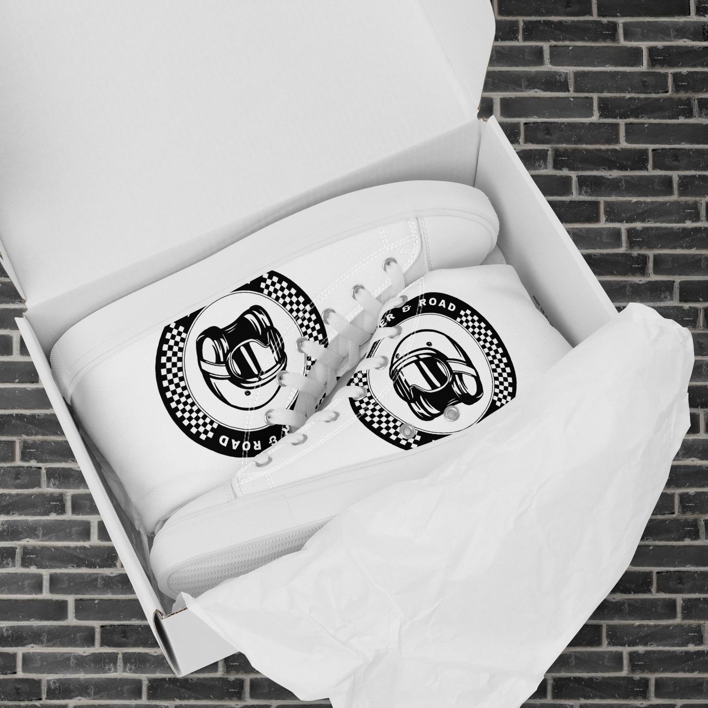 "Zapatilla estilo botín en color blanco la frase Rider&Road y logo en los laterales.
Suela y puntera de goma blanco.
Resistentes, ligeros, alta calidad, ecosostenibles - White ankle boot-style trainers with the phrase Rider&Road and logo on the sides. White rubber sole and toe cap. Durable, lightweight, high quality, eco-sustainable"