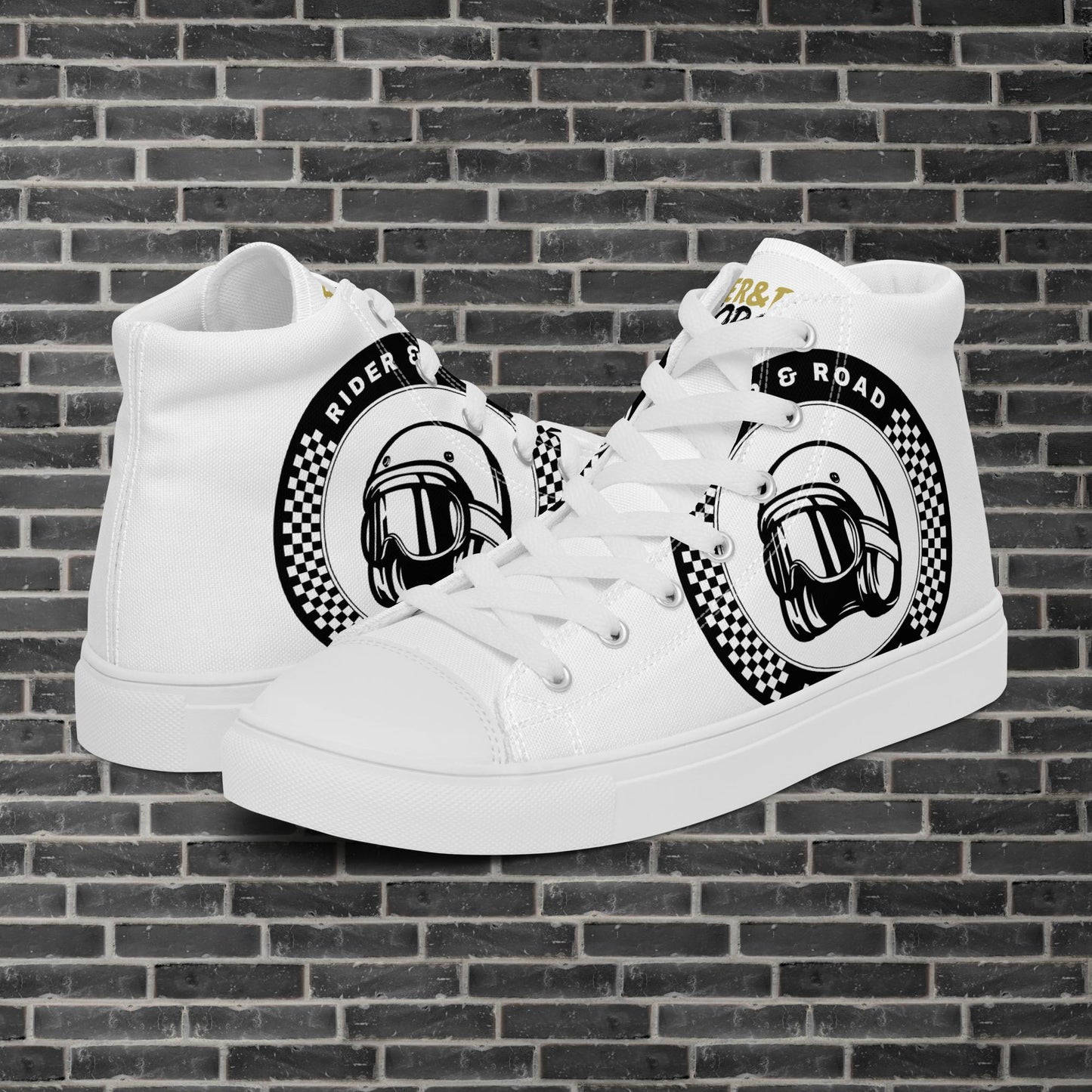 "Zapatilla estilo botín en color blanco la frase Rider&Road y logo en los laterales.
Suela y puntera de goma blanco.
Resistentes, ligeros, alta calidad, ecosostenibles - White ankle boot-style trainers with the phrase Rider&Road and logo on the sides. White rubber sole and toe cap. Durable, lightweight, high quality, eco-sustainable"