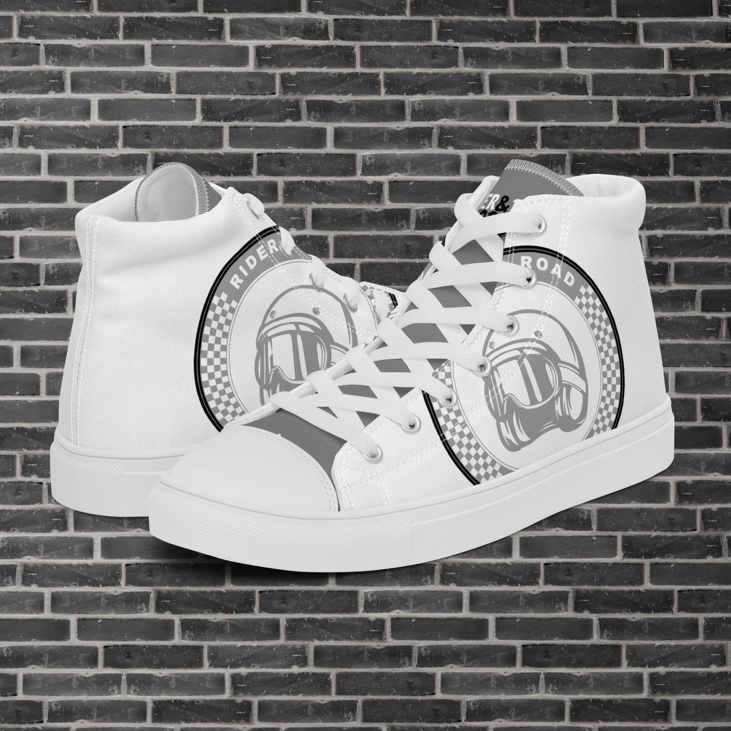 "Zapatilla estilo botín en color blanco la frase Rider&Road y logo en los laterales.
Suela y puntera de goma blanco.
Resistentes, ligeros, alta calidad, ecosostenibles - White ankle boot-style trainers with the phrase Rider&Road and logo on the sides. White rubber sole and toe cap. Durable, lightweight, high quality, eco-sustainable"