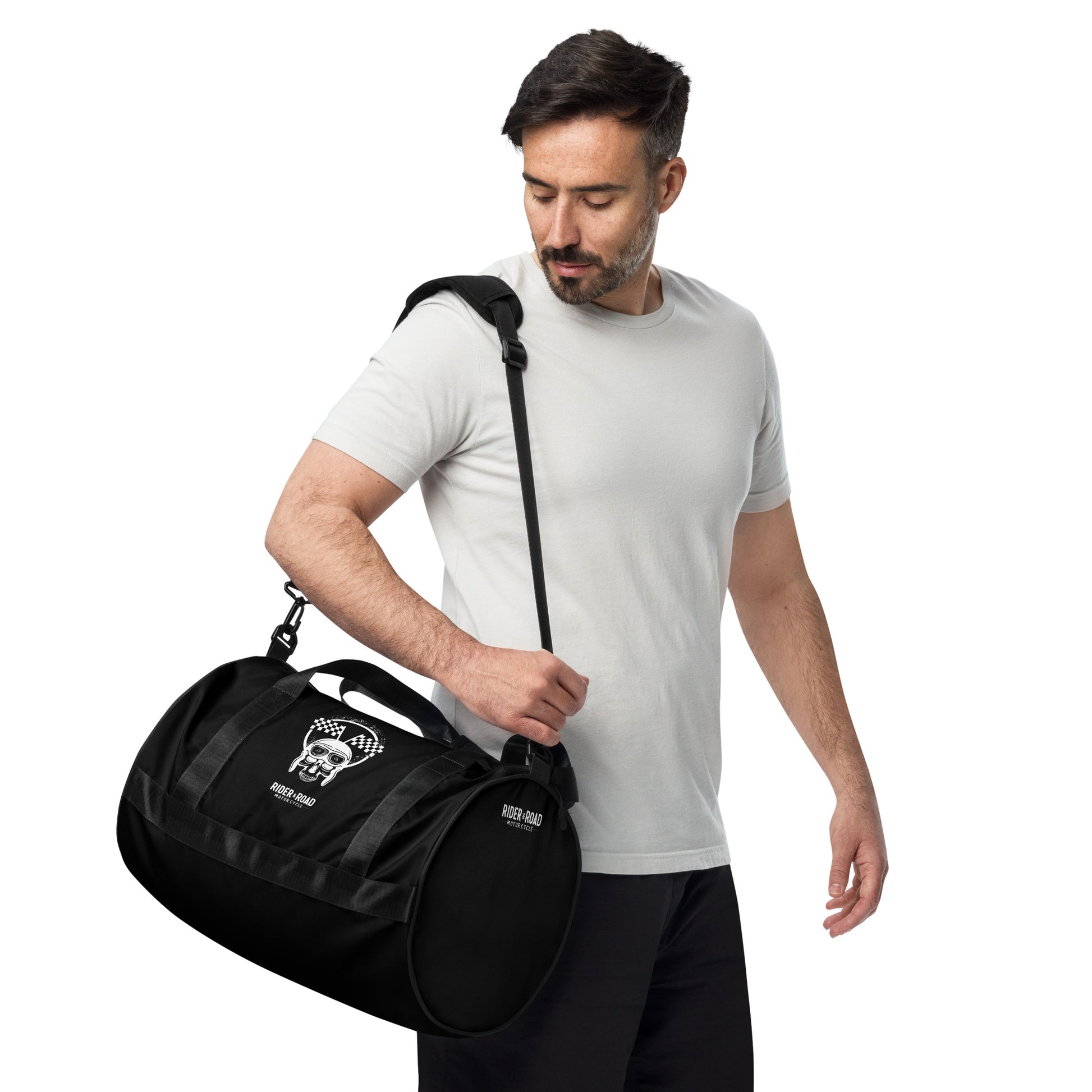"Bolsa cilíndrica de 30 litros, color negro, con imagen estampada de una calavera con gorro de piloto de cuero y gafas, sobre la frase Rider&Road Motorcycle - 30-liter cylindrical bag, black, with a printed image of a skull wearing a leather pilot's cap and goggles, above the phrase Rider&Road Motorcycle"