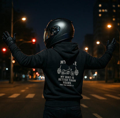 "Sudadera 100% algodón con bordado en peño y puño izquierdo, y estampado en la espalda.
En color negro - 100% cotton sweatshirt with embroidery on the chest and left cuff, and print on the back.
In black"
