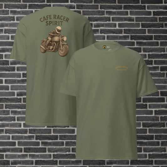 "Camiseta 100% algodón en colores verde militar, arena y marrón, bordado en el pecho en color oro viejo las palabras Rider&Road Motorcycle y estampado en la espalda de un motero con una moto cafe racer - 100% cotton T-shirt in army green, sand, and brown colors, with the words Rider&Road Motorcycle embroidered in antique gold on the chest and a print of a biker with a cafe racer motorcycle on the back"