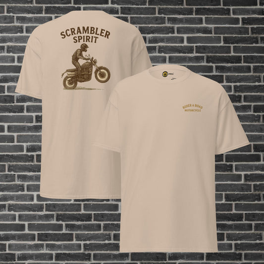 "Camiseta Beige con bordado en el pecho con  las palabras Rider&Road Motorcycle y una imagen estampada en la espalda de un motorista haciendo off road con una Scrambler - Beige T-shirt with embroidery on the chest featuring the words Rider&Road Motorcycle and a printed image on the back of a motorcyclist riding off-road with a Scrambler"