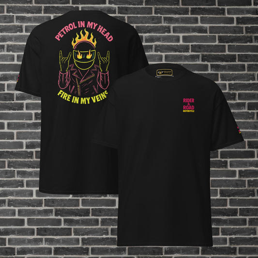"Camiseta 100% algodón, con bordado en el pecho de las palabras Rider&Road Motorcycle, hechas en fucsia y amarillo, con estampado en la parte trasera de casco con la frase Petrol in My Head / Fire in my veins - 100% cotton T-shirt with Rider&Road Motorcycle embroidered on the chest in fuchsia and yellow, with a helmet print on the back featuring the phrase Petrol in My Head / Fire in my veins"