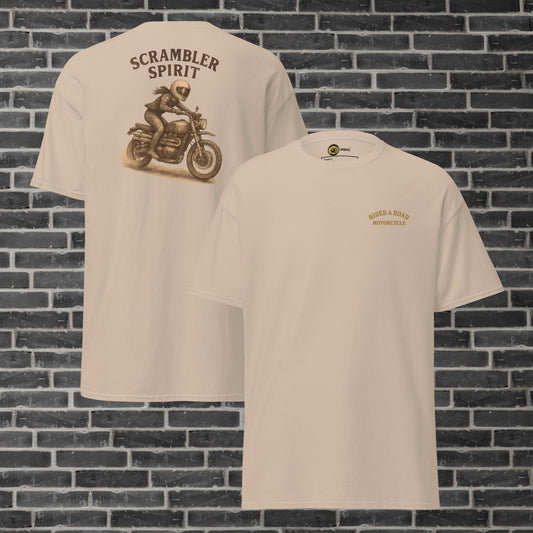 "Camiseta 100% de algodón en colores beige, camel y verde militar con bordado en el pecho del logo de Rider&Road Motorcycle, estampado en la espalda de una mujer haciendo off road con una moto estilo Scrambler - 100% cotton T-shirt in beige, camel and military green with the Rider&Road Motorcycle logo embroidered on the chest and a print on the back of a woman riding off-road on a Scrambler-style motorcycle"