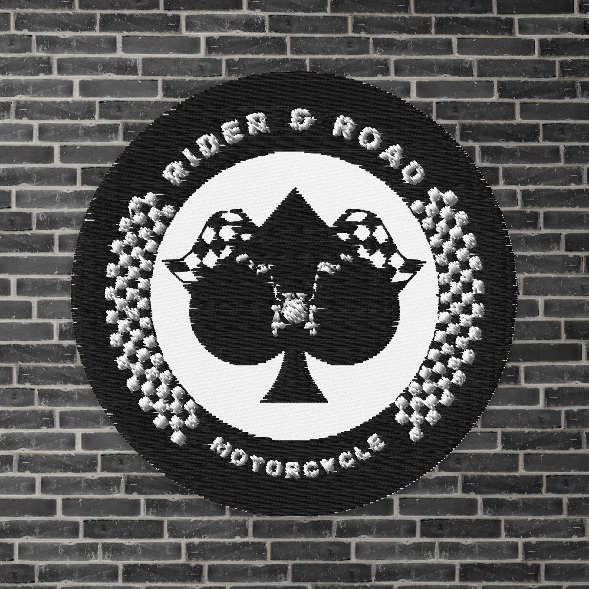"Parche circular de 3" bordado en negro y blanco. Con el as de picas en el centro, un manillar de moto de entro de este y pone Rider&Road Motorcycle en el circulo - 3" circular patch embroidered in black and white. With the ace of spades in the centre, a motorcycle handlebar in the middle and Rider&Road Motorcycle in the circle"