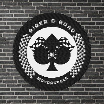 "Parche circular de 3" bordado en negro y blanco. Con el as de picas en el centro, un manillar de moto de entro de este y pone Rider&Road Motorcycle en el circulo - 3" circular patch embroidered in black and white. With the ace of spades in the centre, a motorcycle handlebar in the middle and Rider&Road Motorcycle in the circle"