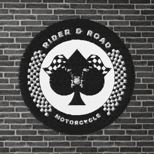 "Parche circular de 3" bordado en negro y blanco. Con el as de picas en el centro, un manillar de moto de entro de este y pone Rider&Road Motorcycle en el circulo - 3" circular patch embroidered in black and white. With the ace of spades in the centre, a motorcycle handlebar in the middle and Rider&Road Motorcycle in the circle"