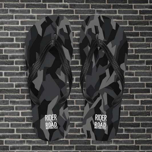 "Sandalias de goma en color camuflaje urbano con logo de Rider&Road - Rubber sandals in a Camo Urban scheme with the Rider&Road logo"