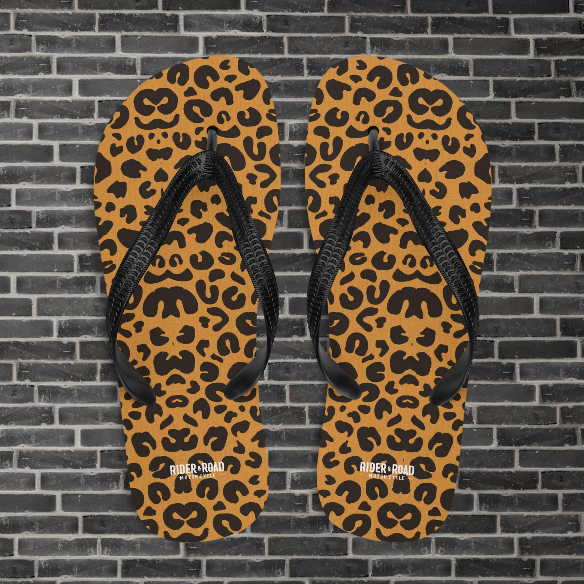 "Sandalias de goma en color leopardo con logo de Rider&Road - Rubber sandals in a leopard colour scheme with the Rider&Road logo"