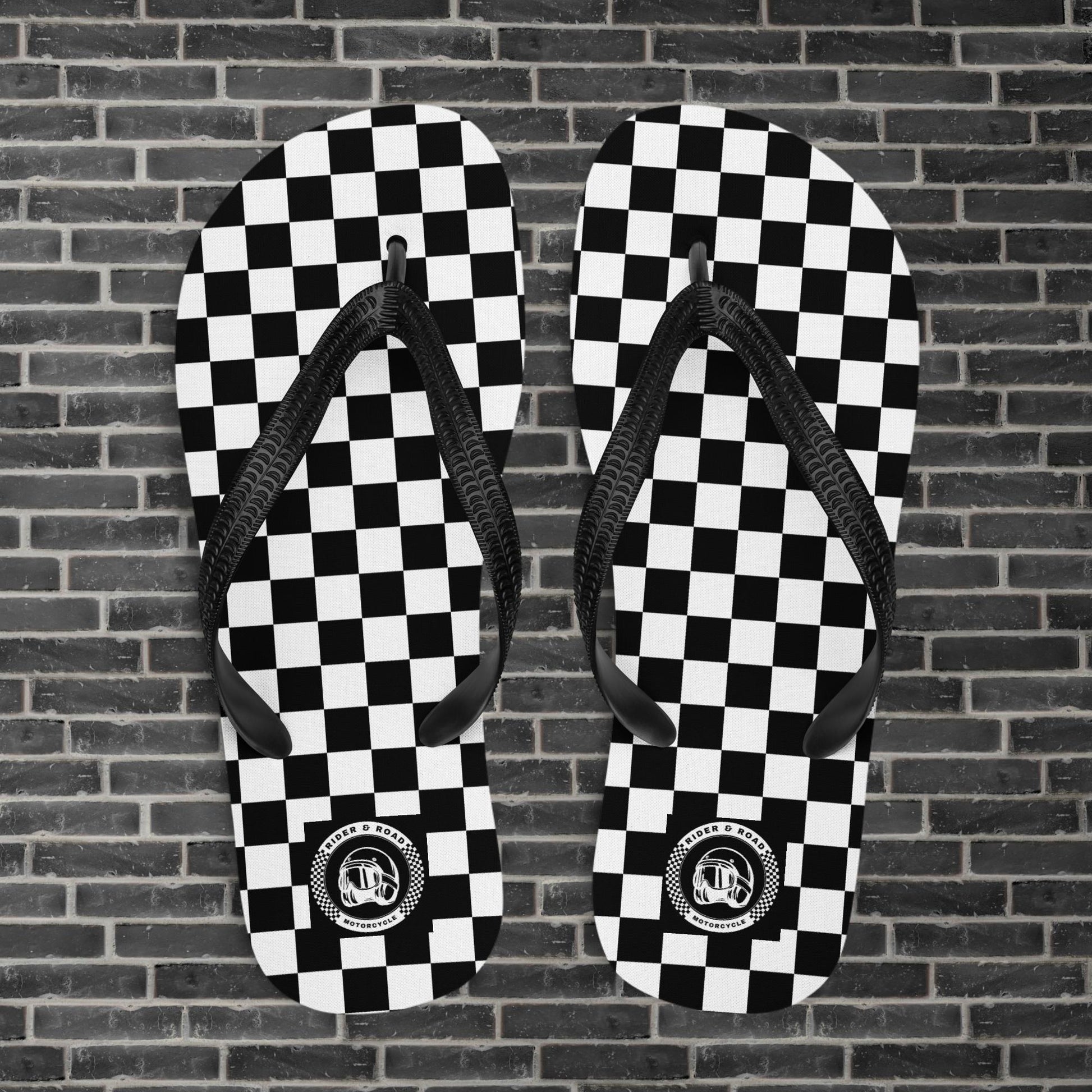 "Sandalias de goma en color bandera a cuadros con logo de Rider&Road - Rubber sandals in a chequered flag colour scheme with the Rider&Road logo"