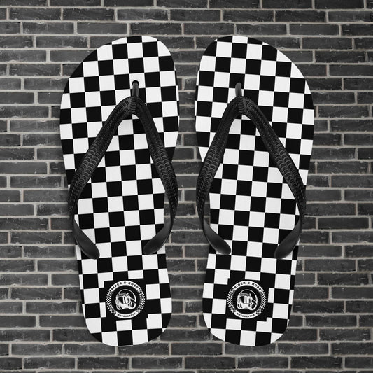 "Sandalias de goma en color bandera a cuadros con logo de Rider&Road - Rubber sandals in a chequered flag colour scheme with the Rider&Road logo"