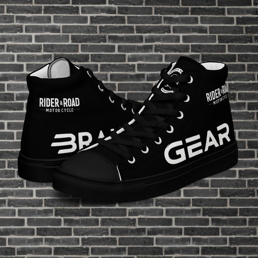 "Zapatilla negra con puntera y suela de goma, tiene estampado en el pie derecho la palabra brake y en el izquierdo gear, haciendo referencia la posición del freno y los cambios en las motos - Black trainers with rubber toes and soles, with the word “brake” printed on the right foot and “gear” on the left, referring to the position of the brake and gears on motorcycles"